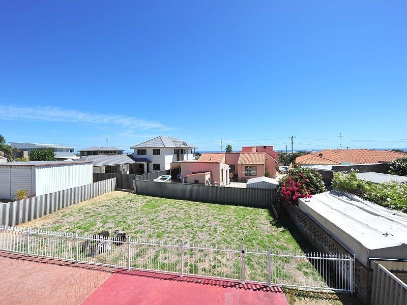 4 Armstrong Street, Halls Head WA 6210