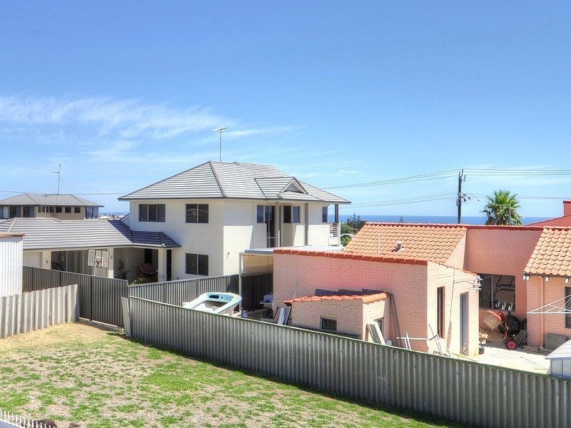 4 Armstrong Street, Halls Head WA 6210