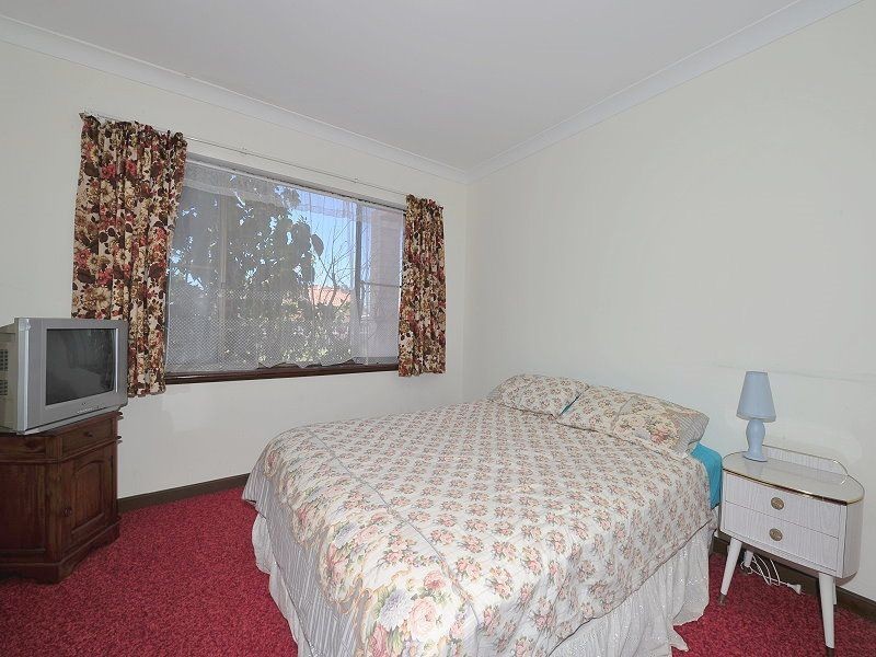 4 Armstrong Street, Halls Head WA 6210