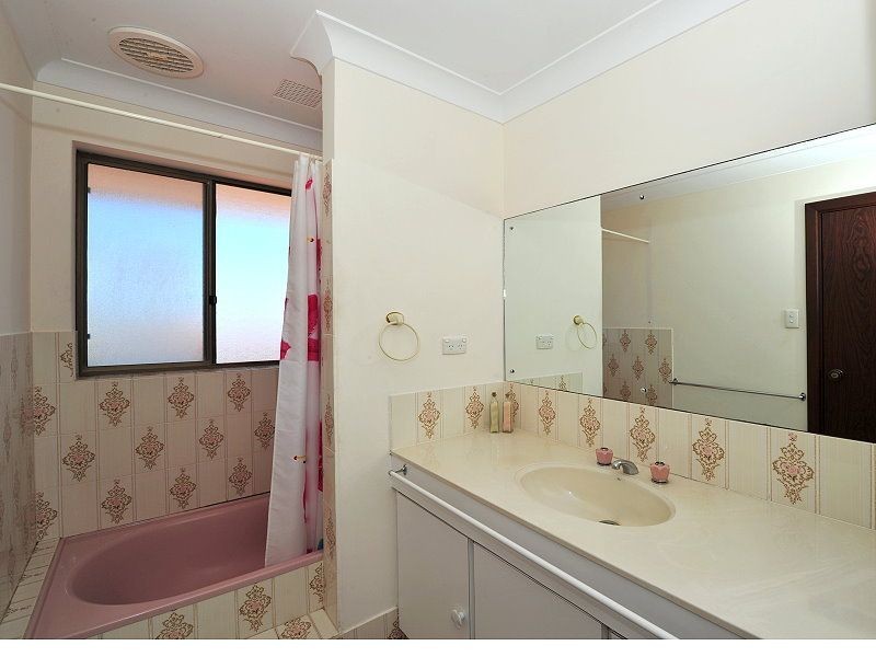 4 Armstrong Street, Halls Head WA 6210