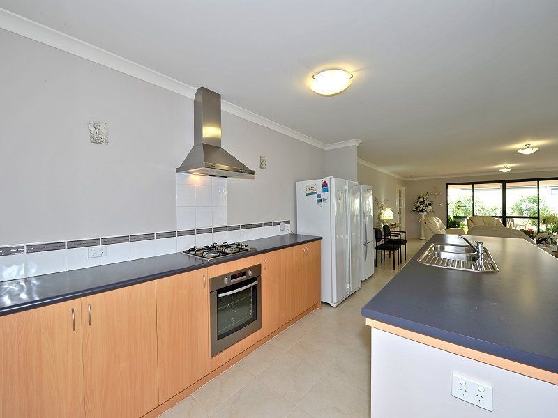 17 Nankeen Approach, Dudley Park WA 6210