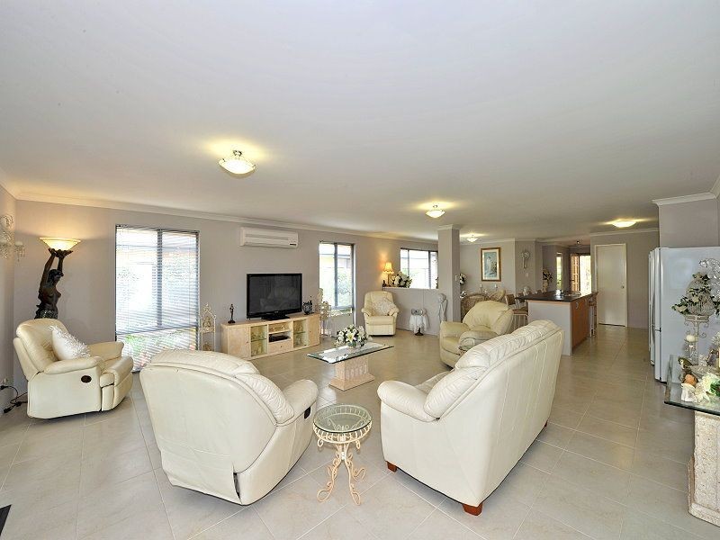 17 Nankeen Approach, Dudley Park WA 6210