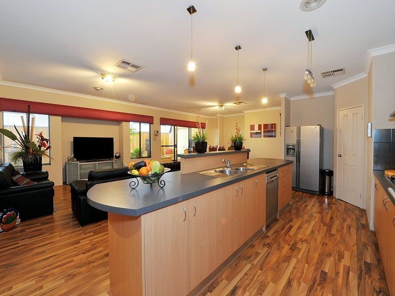 13 Ballard Meander, Lakelands WA 6180