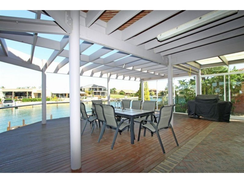32 Cambria Island Retreat, Halls Head WA 6210