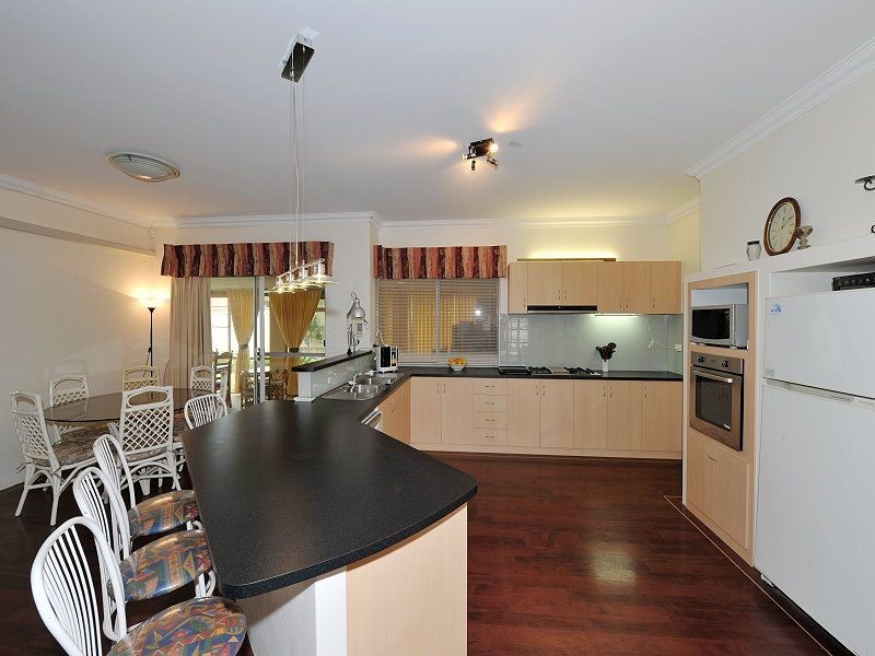 11 Lord Hobart Drive, Madora Bay WA 6210