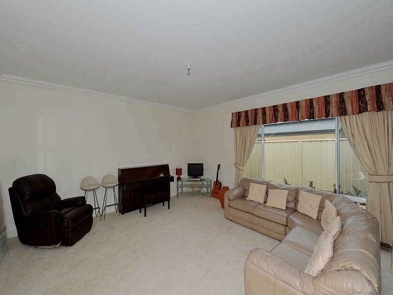 11 Lord Hobart Drive, Madora Bay WA 6210