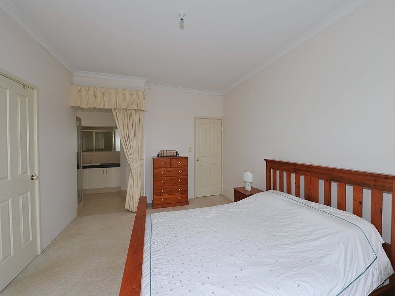 11 Lord Hobart Drive, Madora Bay WA 6210