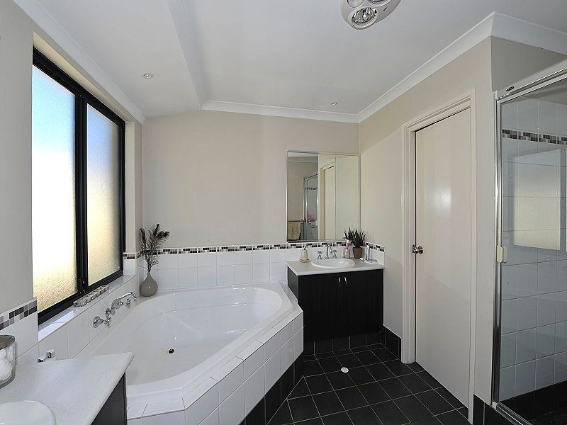 27 Malata Ridge, Lakelands WA 6180