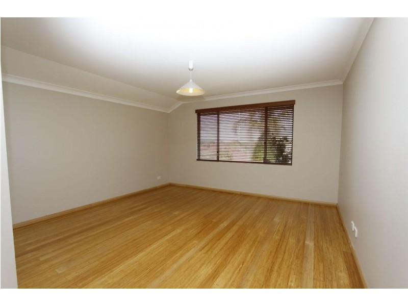 16 Wintersweet Place, Halls Head WA 6210