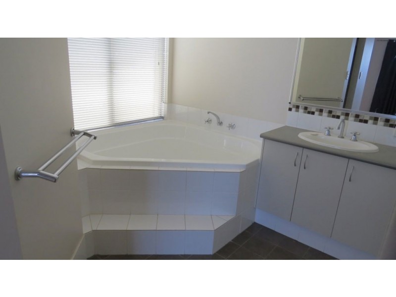 12 Oakwood Gate, Meadow Springs WA 6210