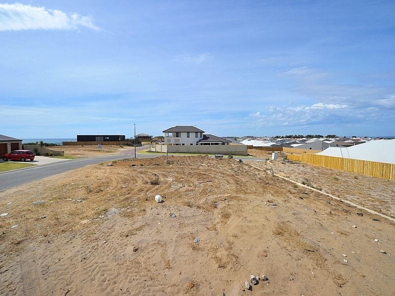 11 Seeana Pass, Halls Head WA 6210