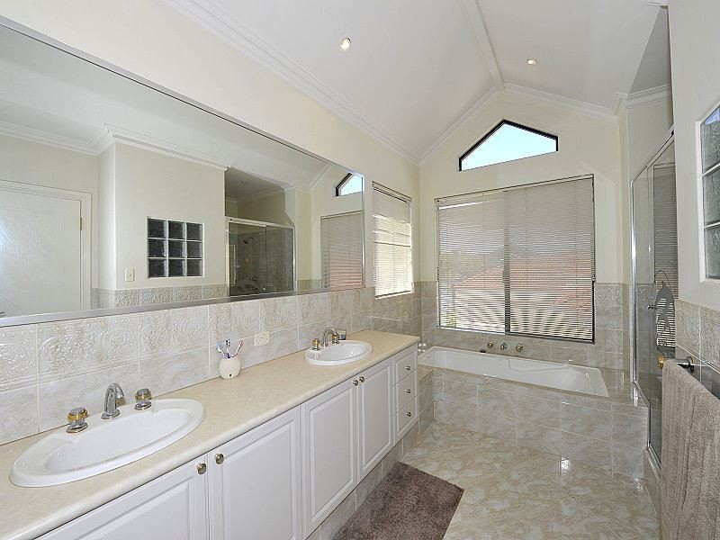 30 Santavea Mews, Halls Head WA 6210