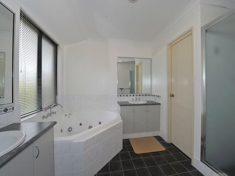 209 Oakmont Avenue, Meadow Springs WA 6210