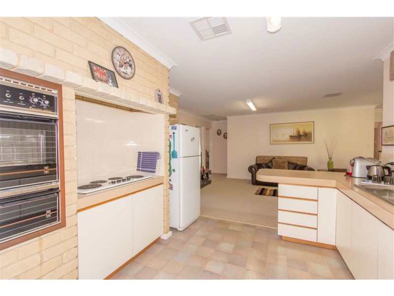 5 Agnew Place, Halls Head WA 6210