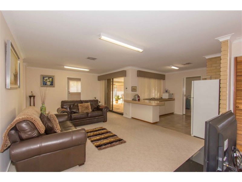 5 Agnew Place, Halls Head WA 6210