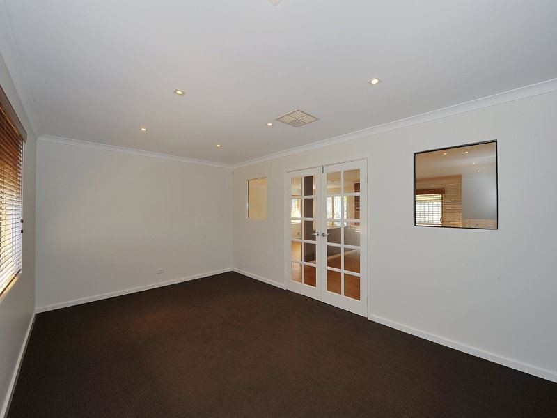 21 Bookleaf Loop, Halls Head WA 6210