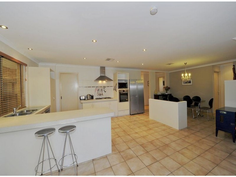 10 Willmott Close, Halls Head WA 6210