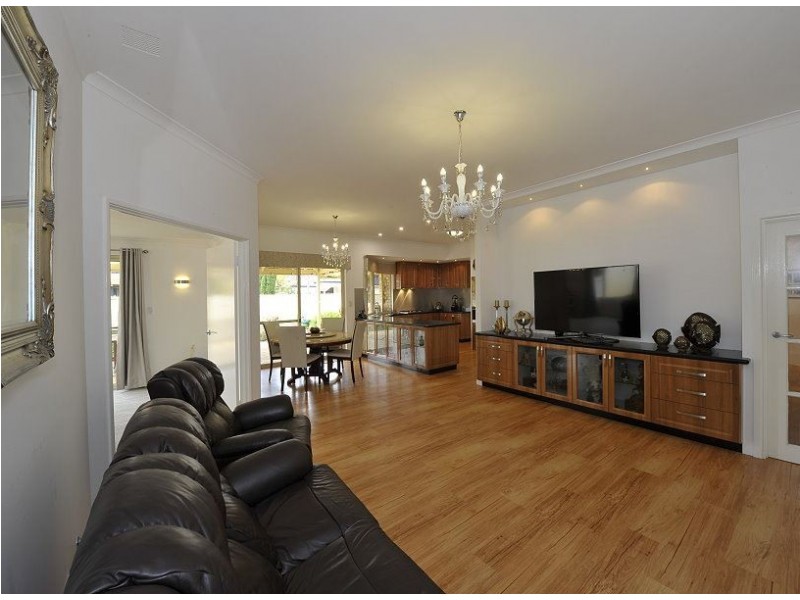 1 Lamont Court, Meadow Springs WA 6210