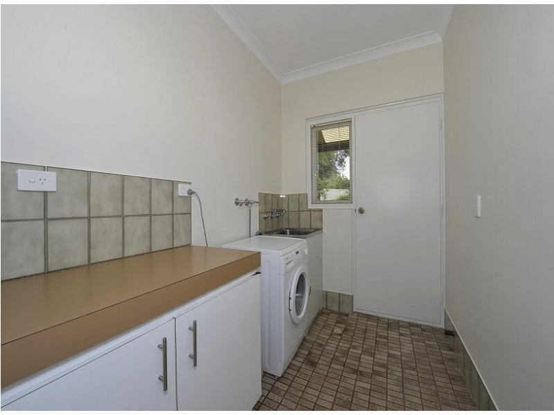 9 Leeton Close, Halls Head WA 6210