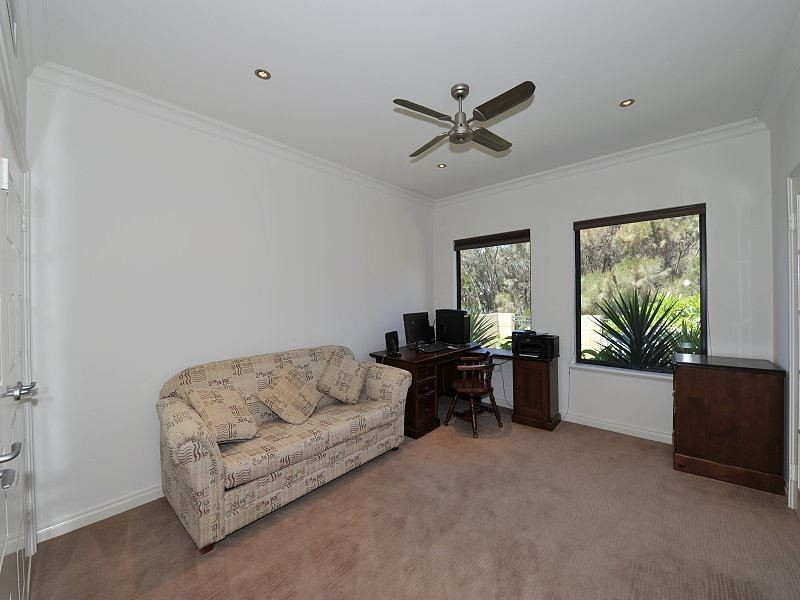 43 Leisure Way, Halls Head WA 6210