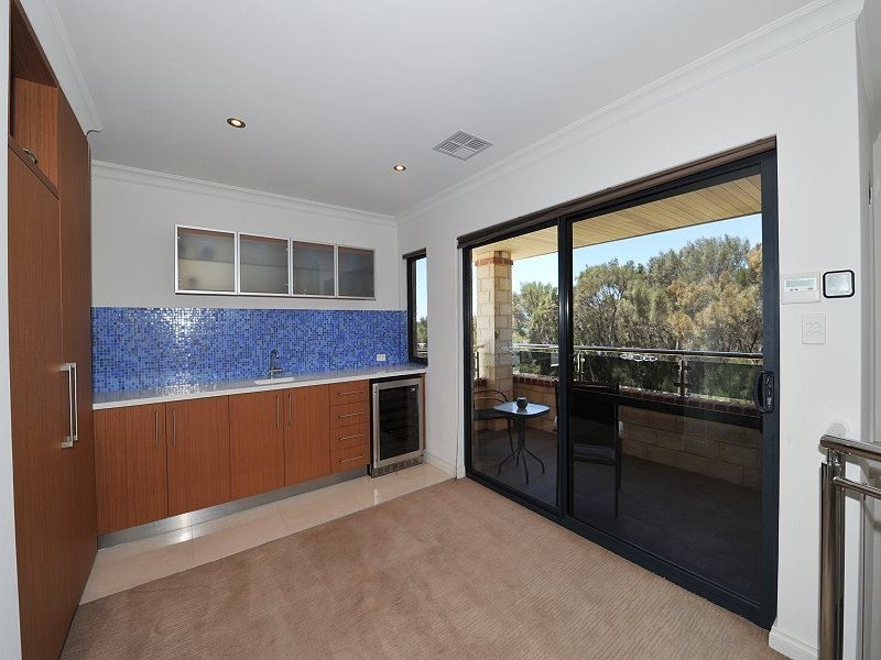 43 Leisure Way, Halls Head WA 6210