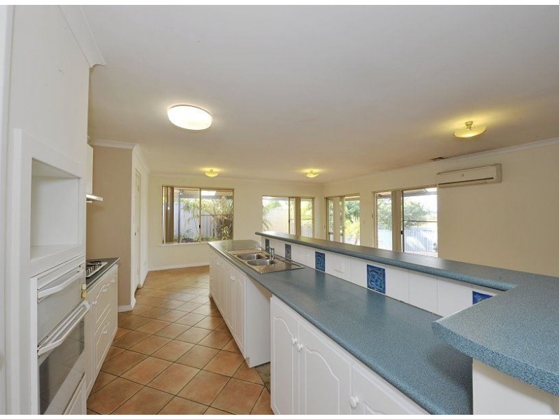 2 Muntries Place, Halls Head WA 6210