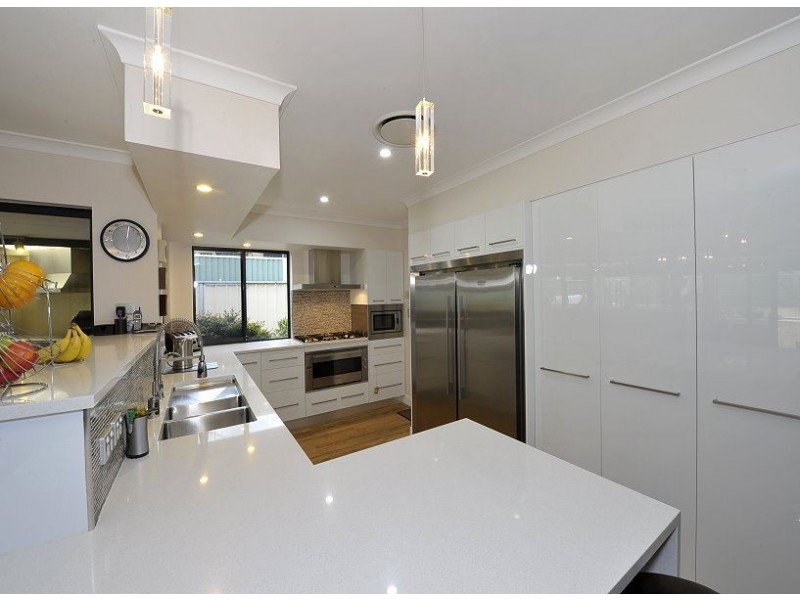 35 Floribunda Avenue, Halls Head WA 6210