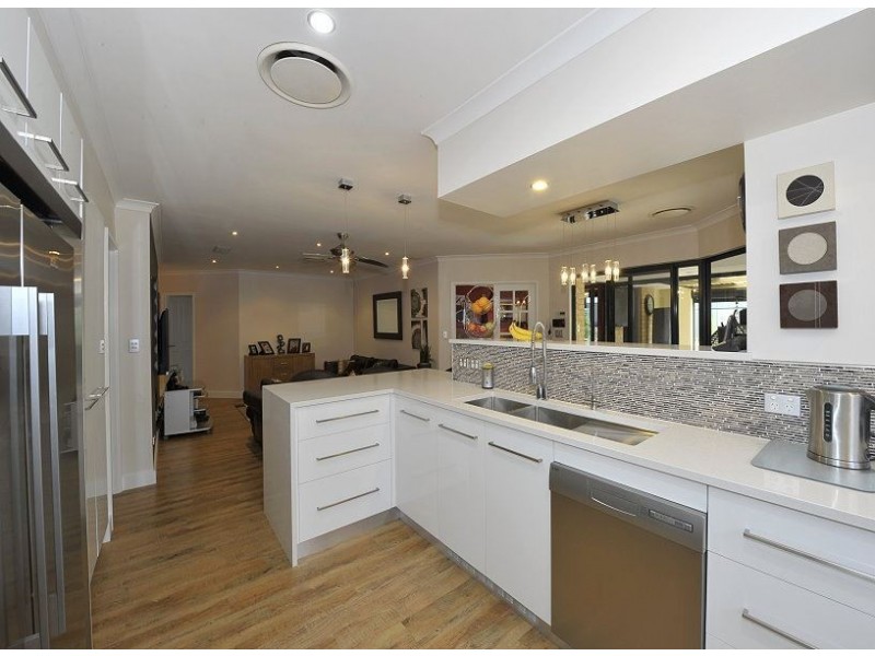 35 Floribunda Avenue, Halls Head WA 6210