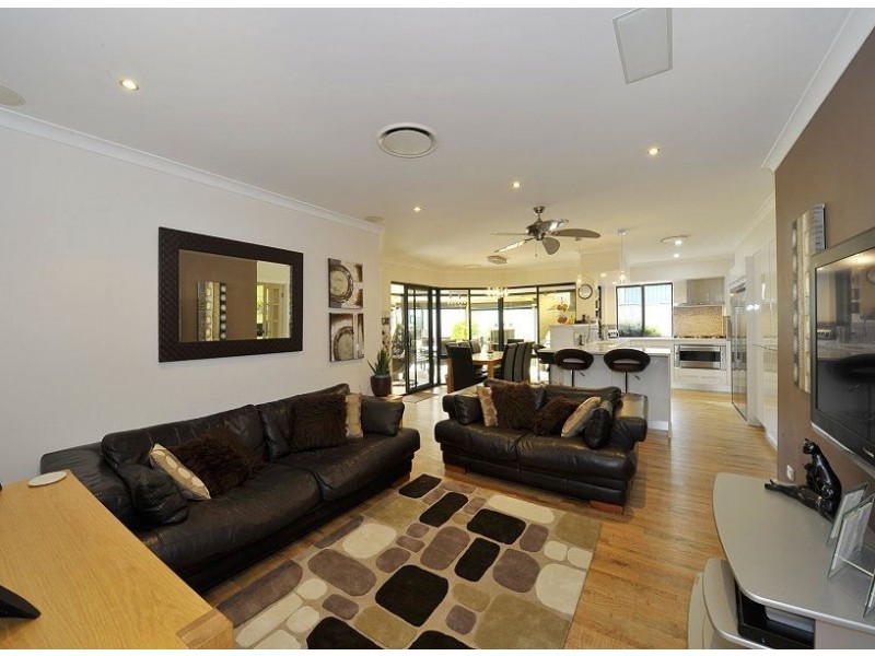 35 Floribunda Avenue, Halls Head WA 6210