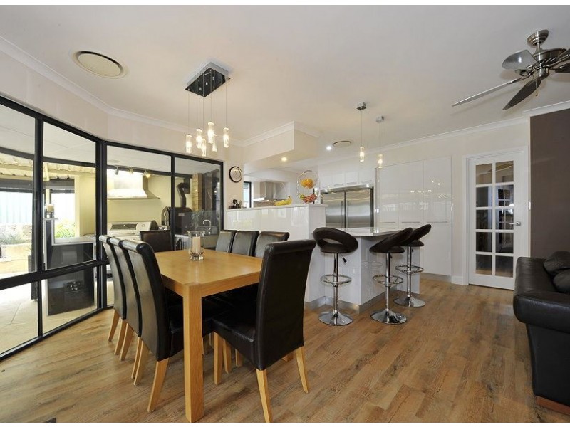 35 Floribunda Avenue, Halls Head WA 6210