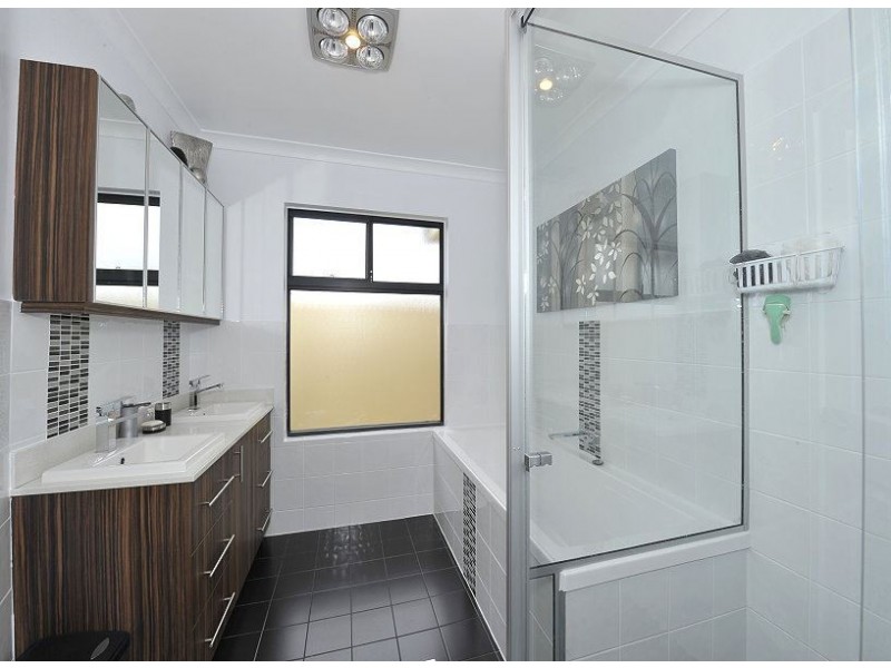 35 Floribunda Avenue, Halls Head WA 6210