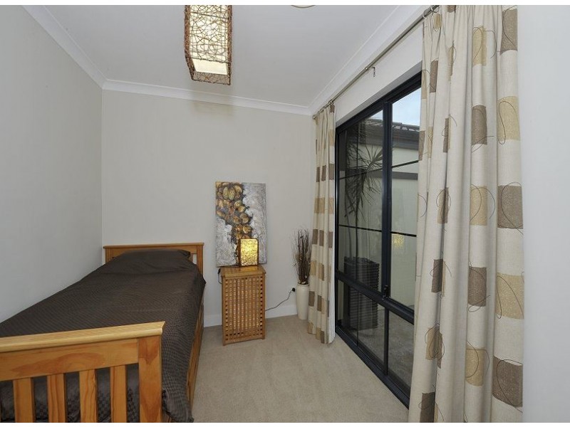 35 Floribunda Avenue, Halls Head WA 6210