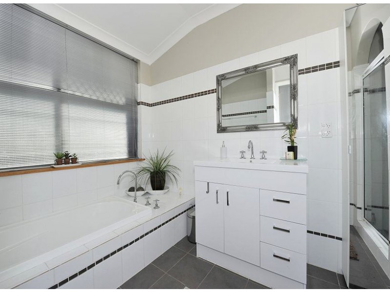 3 Columbia Close, Halls Head WA 6210