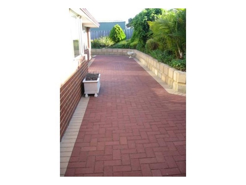 14 Malibu Point, Halls Head WA 6210