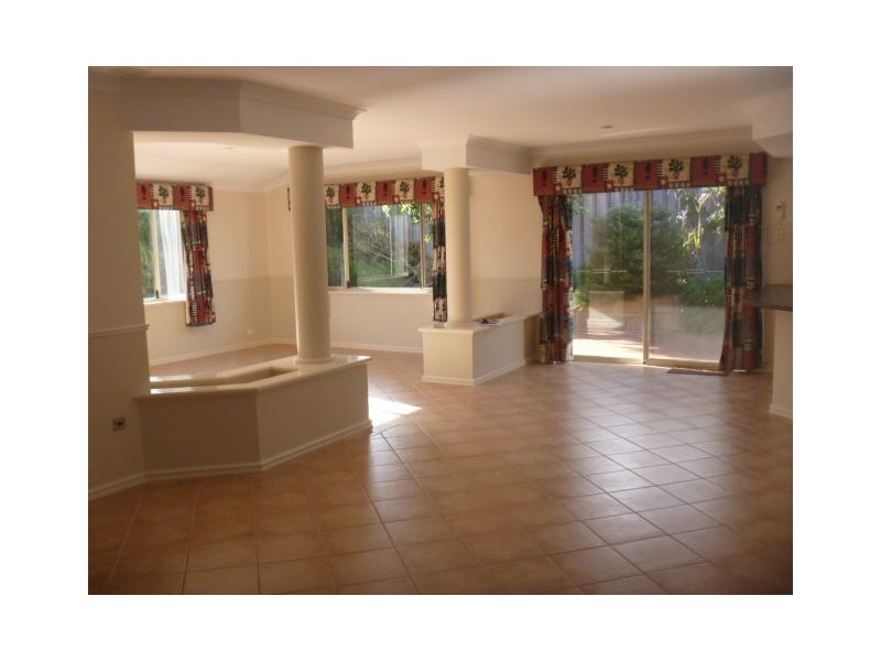 14 Malibu Point, Halls Head WA 6210