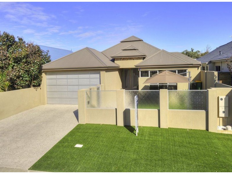 16 Ragamuffin Point, Halls Head WA 6210