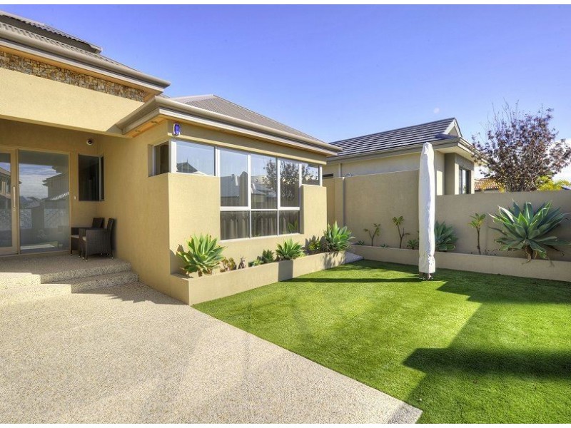 16 Ragamuffin Point, Halls Head WA 6210