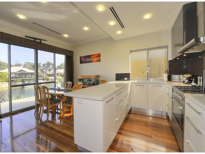16 Ragamuffin Point, Halls Head WA 6210