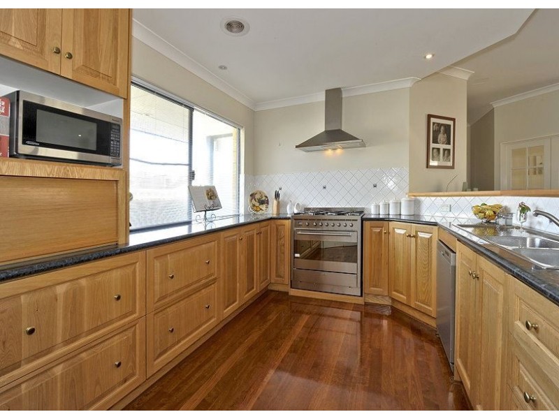 6 Pinnace Court, Halls Head WA 6210