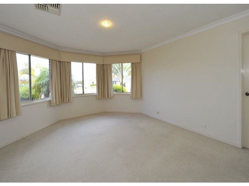 14 Malibu Point, Halls Head WA 6210