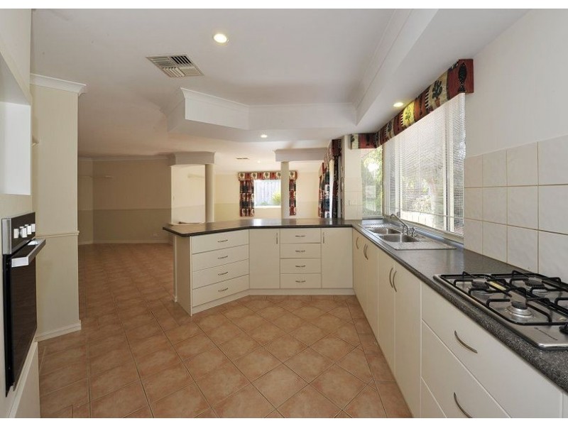 14 Malibu Point, Halls Head WA 6210