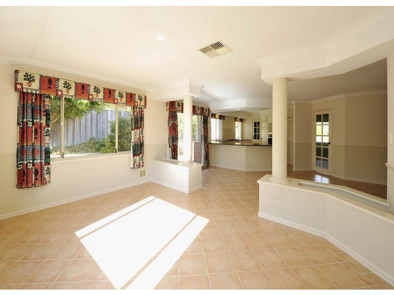 14 Malibu Point, Halls Head WA 6210