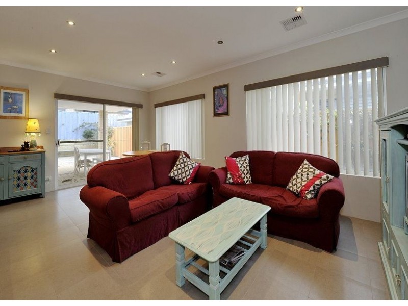 17 Buttercup Parkway, Halls Head WA 6210