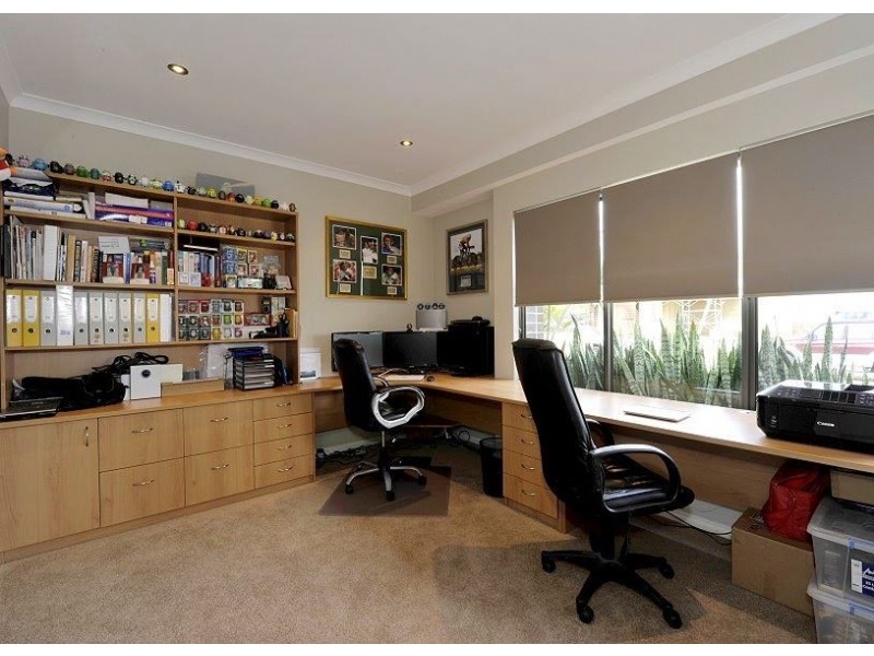 8 Arcadia Close, Dudley Park WA 6210