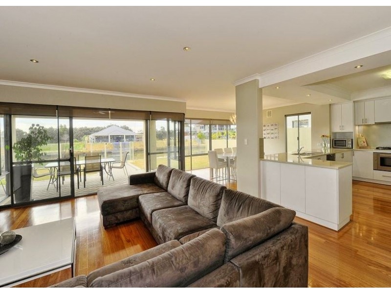 8 Arcadia Close, Dudley Park WA 6210