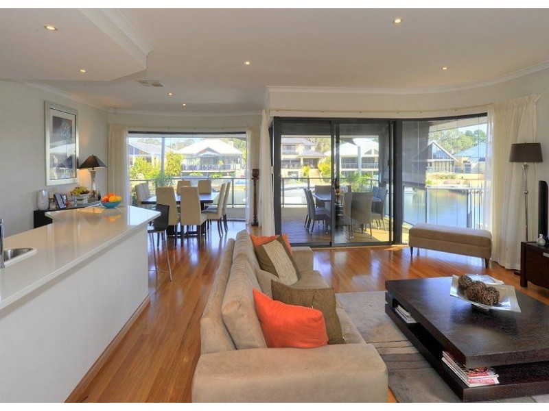 14 Ragamuffin Point, Halls Head WA 6210