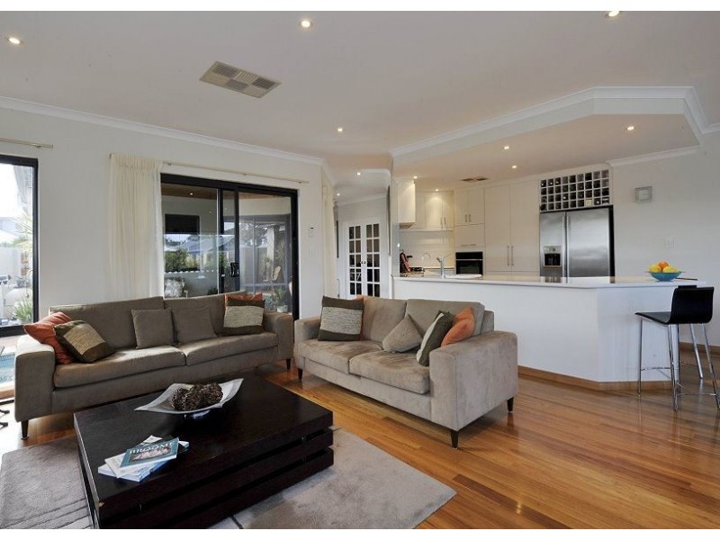 14 Ragamuffin Point, Halls Head WA 6210