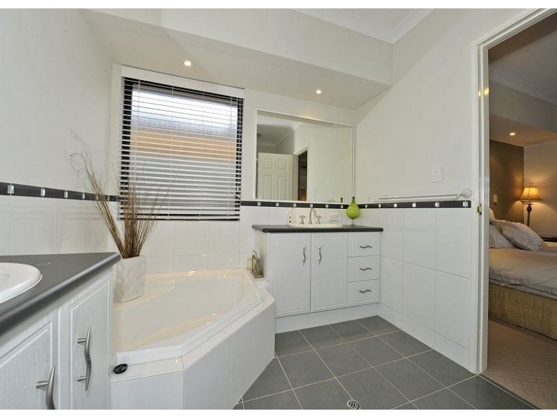 14 Ragamuffin Point, Halls Head WA 6210