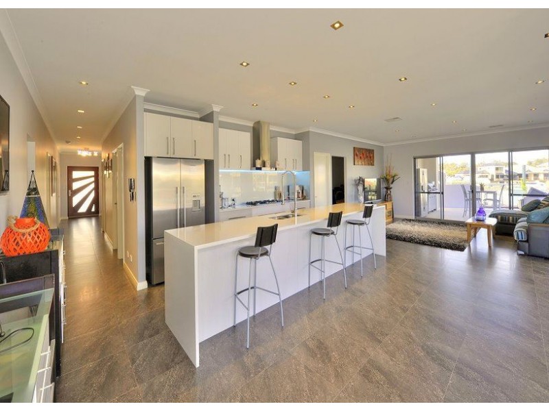 6 Brindabella Crescent, Halls Head WA 6210