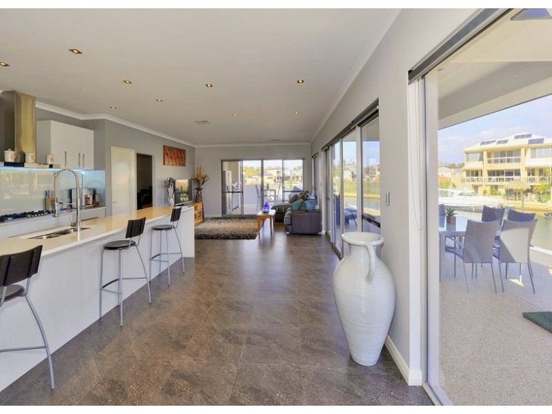 6 Brindabella Crescent, Halls Head WA 6210